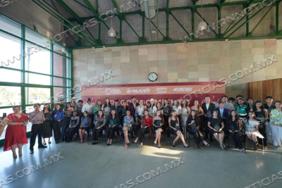 RECONOCE ALCALDESA CARMEN LILIA CANTUROSAS A J&Oacute;VENES DESTACADOS DE NUEVO LAREDO