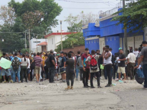 Africanos y haitianos se enfrentan contra migrantes latinos en Tapachula