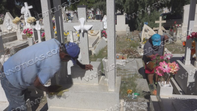 Entre flores y recuerdos: los guardianes an&oacute;nimos que limpian tumbas en Nuevo Laredo
