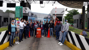 Maestros de la CNTE toman casetas y bloquean carreteras de Michoacán