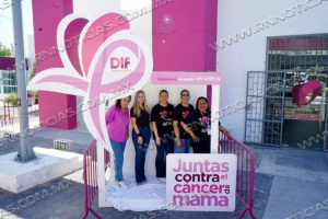 DIF NUEVO LAREDO INSTALA CABINA FOTOGRÁFICA Y LAZOS MONUMENTALES EN EL MES DE LA LUCHA CONTRA EL CÁNCER DE MAMA