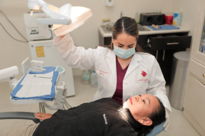 *CL&Iacute;NICAS UNE OFRECE SERVICIOS DENTALES SIN COSTO PARA LA COMUNIDAD*