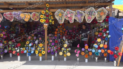 Vendedores de flores en Nuevo Laredo esperan repunte en ventas durante el D&iacute;a de Muertos