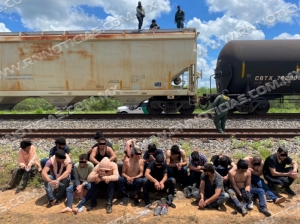Agentes de la Patrulla Fronteriza del Sector laredo continúan rescatando a sujetos de los vagones del tren