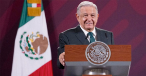 AMLO anuncia aumento de sueldo de 8.2% para los Maestros de México