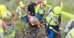 Rescatan a hombre que cay&oacute; 50 metros al interior de un volc&aacute;n