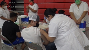 VIDEO Arranca la vacunación anticovid para los jóvenes en la frontera; hubo largas filas