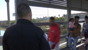 VIDEO Migrantes desesperados ante cierre de procesos de asilo