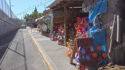 Vendedores de flores en Nuevo Laredo esperan repunte en ventas durante el Día de Muertos