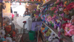 Comerciantes de flores se preparan para ventas del Día de muertos