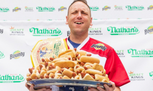 Rompe récord mundial tras comer 63 hot dogs en solo 10 minutos