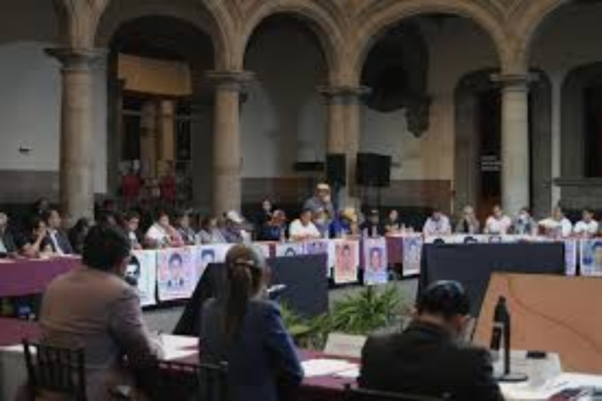 “No se olvidará el caso Ayotzinapa”, promete Claudia Sheinbaum a padres de los 43 normalistas desaparecidos