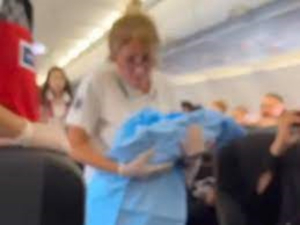 Mujer da a luz en pleno vuelo; fue apoyada por azafatas y pasajeros