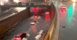 Metro de Nueva York se inunda y captan impactantes videos en las estaciones