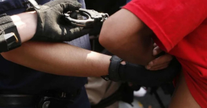 Jueza ordena detener al contralmirante Fernando Far&iacute;as, presunto l&iacute;der de red de huachicol fiscal