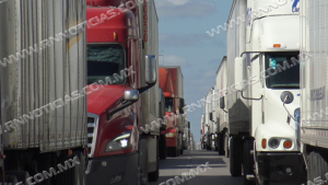 Se registran filas kilométricas de trailers por caída de sistema; Espera fue de 5 horas