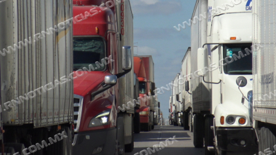 Se registran filas kilométricas de trailers por caída de sistema; Espera fue de 5 horas