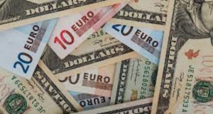Euro cotiza por debajo del dólar por primera vez en 20 años