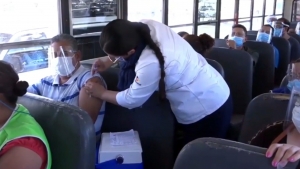 VIDEO Inicia vacunación binacional de residentes neolaredenses son inmunizados en Laredo Texas