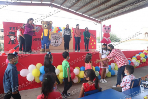 Alcaldesa recorre escuelas para celebrar a los niños