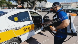 Sanitizan flotilla de taxis en Nuevo Laredo