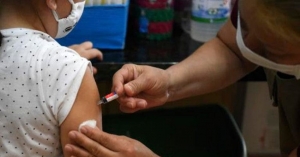 Estudio: La mitad de habitantes del noreste de México viajarían a EU para vacunar niños