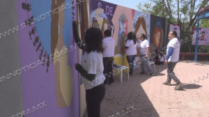 Estudiantes pintan mural sobre los derechos de los ni&ntilde;os