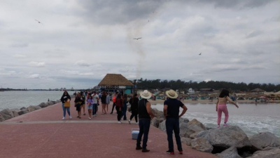 Tamaulipecos se quedaron esperando a los aliens en playa Miramar