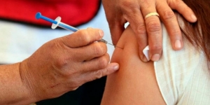 Pfizer prevé cuarta dosis de vacuna ante variante Ómicron