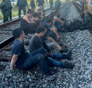 Agentes de la Patrulla Fronteriza del Sector Laredo rescatan a migrantes escondidos en un compartimiento de tren cerrado con llave