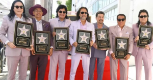 Los Bukis reciben estrella en el Paseo de la Fama en Hollywood; la dedican a migrantes