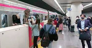 Hombre disfrazado de El Joker deja 15 heridos en el metro de Tokio