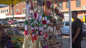 Comerciantes de Toluca llevan 30 años visitando Nuevo Laredo para vender sus productos patrios artesanales