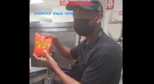 Trabaja por 27 años en Burger King; lo premian con una pluma y dulces