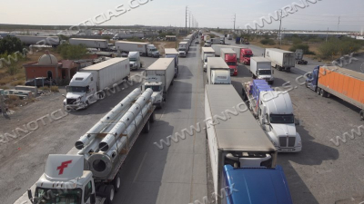 Falla en el sistema de Aduanas en Nuevo Laredo provoca largas filas y par&aacute;lisis en el cruce fronterizo