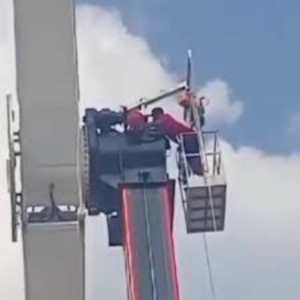 Familias quedan atrapadas en las alturas en un juego mec&aacute;nico