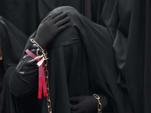 Talibanes matan a mujer por no usar burka; habían prometido respetar derechos