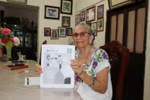 Doña María de 94 años cumple su sueño de terminar la primaria