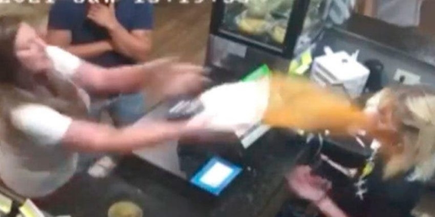 Mujer lanza sopa hirviendo a la cara de una empleada de restaurante mexicano