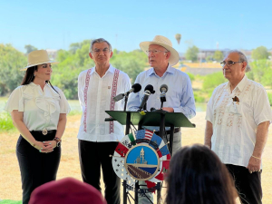 VIDEO Embajador Ken Salazar visita  los dos Laredos; Hablo de migración y fentanilo