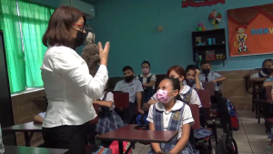 VIDEO Maestros municipales cubren espacios de maestros faltantes del estado; Crede