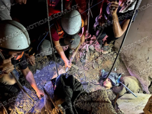 Rescatan a una mujer palestina atrapada bajo escombros.