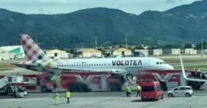 Muere al ser succionado por el motor de un avi&oacute;n