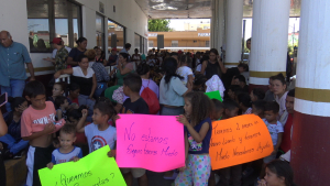 VIDEO Migrantes se amotinan en Puente Internacional de Nuevo Laredo; Piden agilidad en citas de CBP ONE