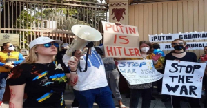 Comunidad ucraniana en México protesta frente a la embajada rusa