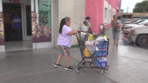 VIDEO Neolaredenses realizan compras extras por alerta de tormenta Alberto