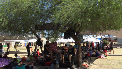 VIDEO Sufren migrantes varados en Nuevo Laredo por ola de calor de más de 43 grados