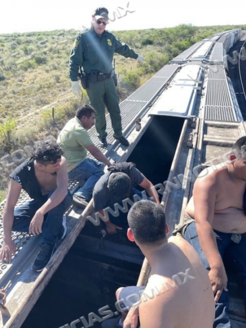 La Patrulla Fronteriza del Sector Laredo rescata a individuos de un vagón Grain Hopper