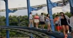 Se detiene juego mec&aacute;nico y bajan por los peligrosos rieles
