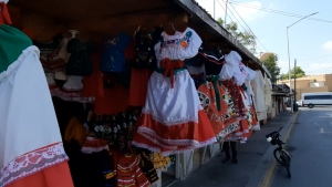VIDEO Esperan comerciantes de trajes típicos mexicanos buenas ventas
